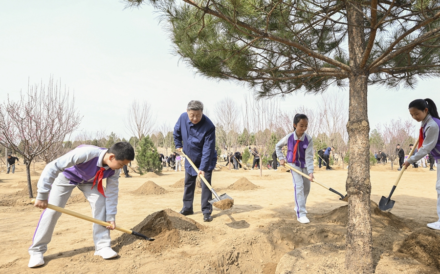　　3月30日，党和国家领导人习近平、李强、赵乐际、王沪宁、蔡奇、丁薛祥、李希等来到北京市昌平区百善镇参加首都义务植树活动。这是习近平同大家一起植树。